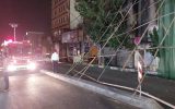 سقوط داربست ساختمانی ۶ طبقه در خیابان نظام‌آباد براثر وزش باد شدید
