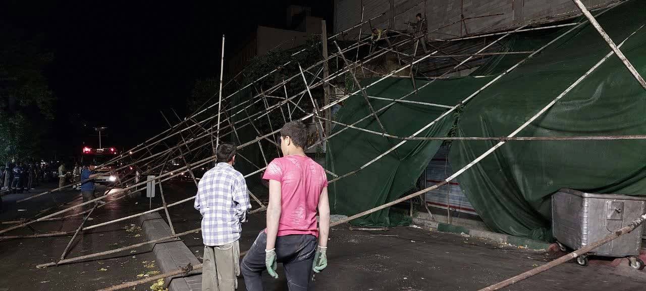 سقوط داربست ساختمانی ۶ طبقه در خیابان نظام‌آباد براثر وزش باد شدید